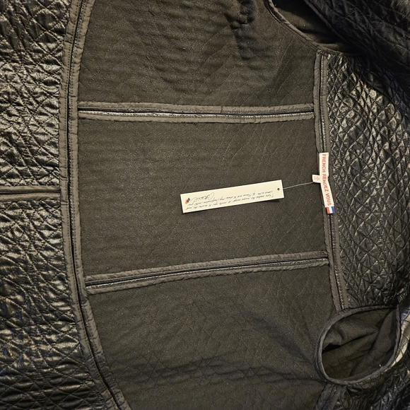 Luxurious Black Quilted Jacket - Picture 12 of 15